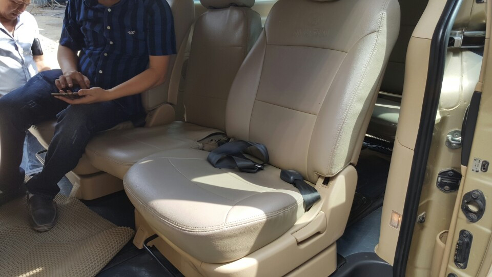 Hyundai Starex 2.5MT 2012 - Bán Hyundai Starex 2012 nhập HQ máy dầu, màu vàng cát