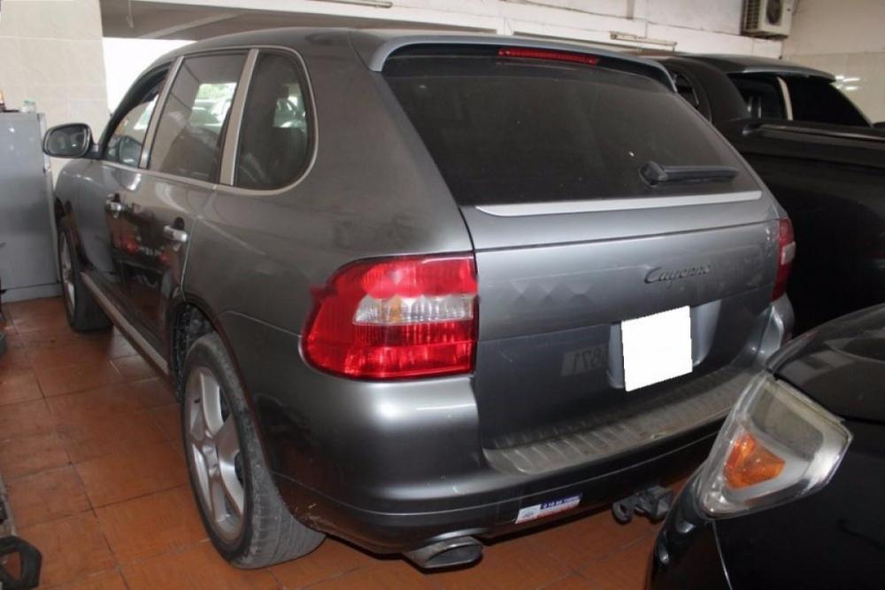Porsche Cayenne 2005 - Bán Porsche Cayenne sản xuất 2005, màu xám, nội thất da màu đen sang trọng