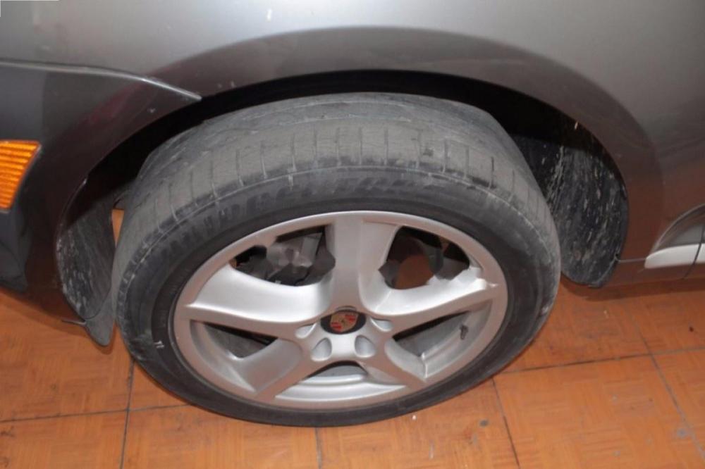 Porsche Cayenne 2005 - Bán Porsche Cayenne sản xuất 2005, màu xám, nội thất da màu đen sang trọng