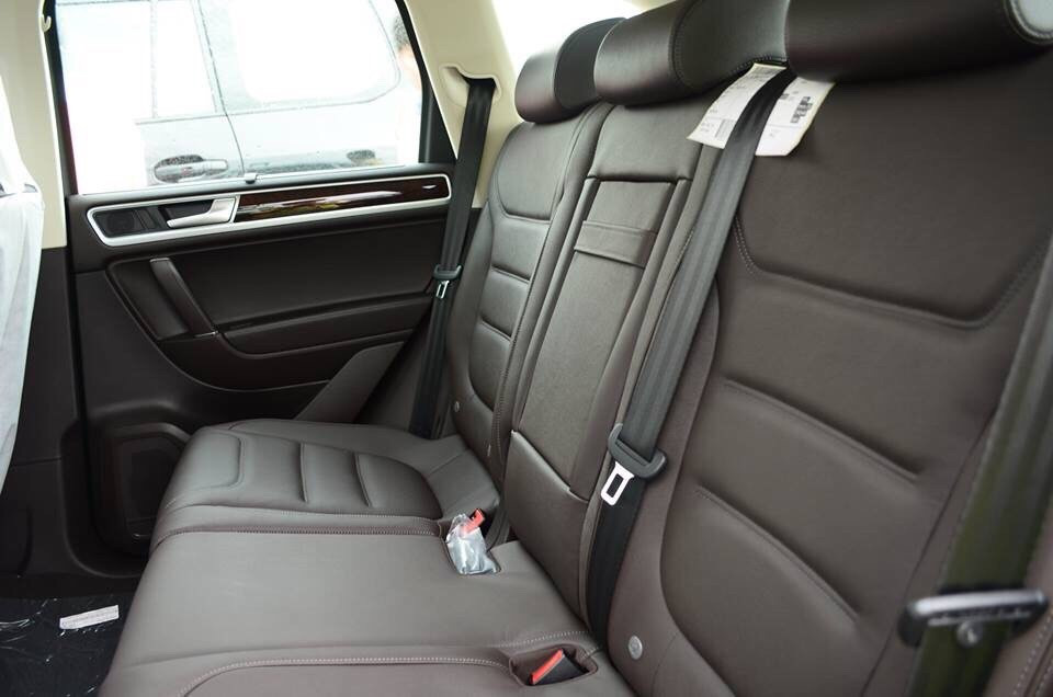 Volkswagen Touareg GP 2015 - Dòng SUV nhập Đức Volkswagen Touareg 3.6 FSI, màu đen đời 2015, tặng BHVC+dán 3M, LH Hương: 0902.608.293