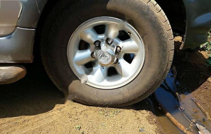 Ssangyong Musso 2004 - Cần bán gấp Ssangyong Musso đời 2004, màu bạc còn mới