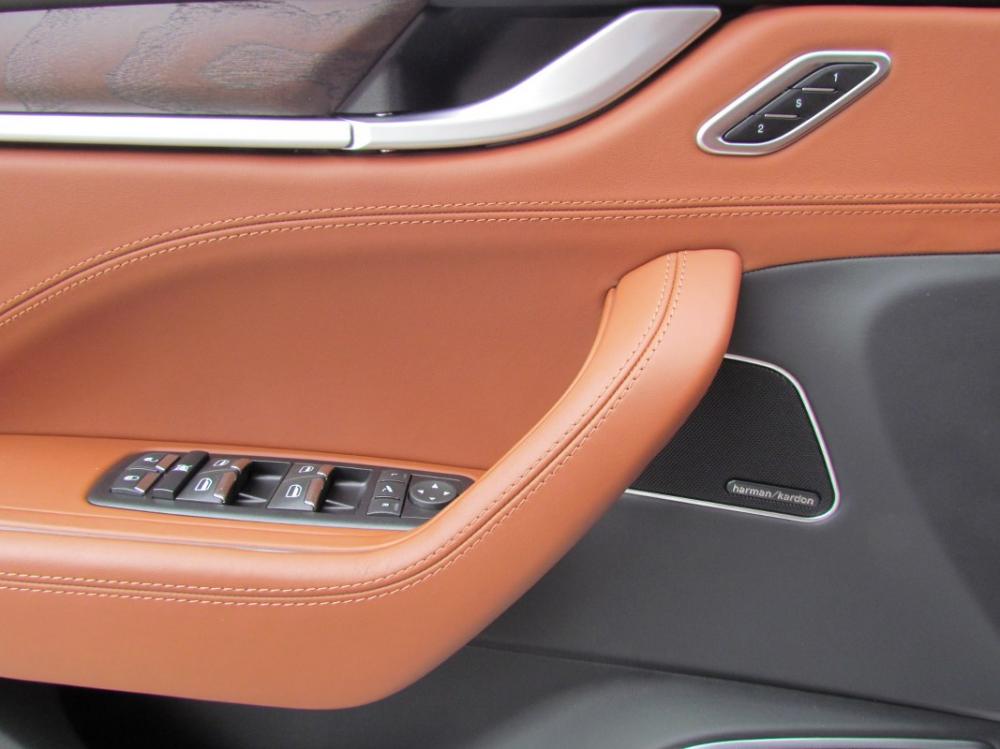 Maserati 2017 - Bán Maserati Levante Model 2017, nhập, lướt