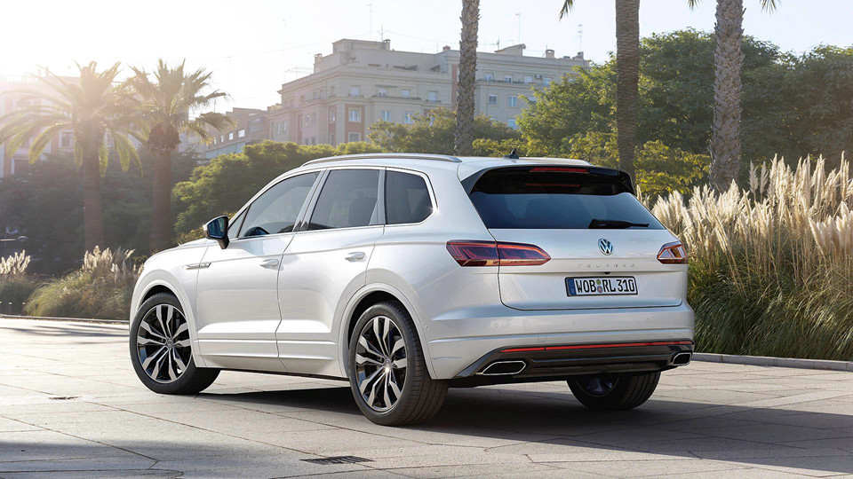 Đuôi xe Volkswagen Touareg 2018 nhìn trực diện trông rất bề thế