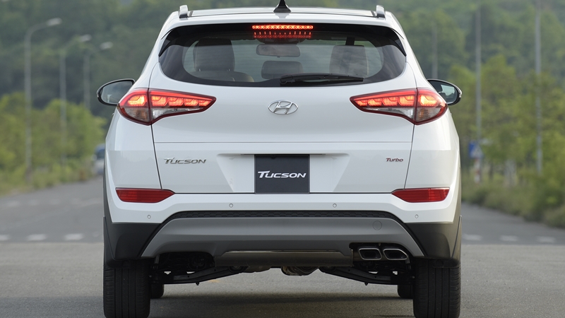 Đuôi xe Hyundai Tucson 2018 nhìn trực diện trông rất bề thế