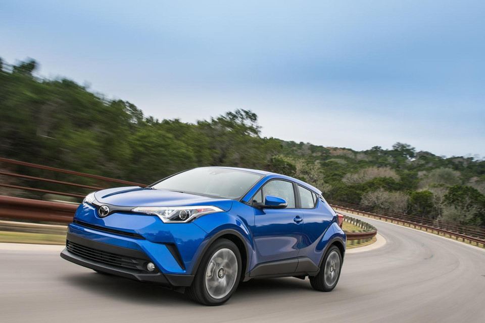 Những mẫu SUV giá rẻ đáng mua nhất năm 2019 - Toyota C-HR LE