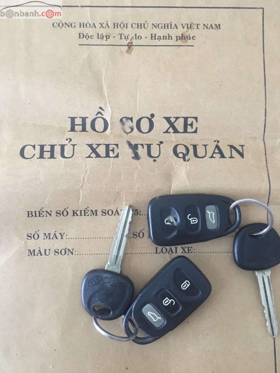 Kia Carens 2.0 2010 - Cần bán gấp Kia Carens 2.0 sản xuất 2010, màu bạc xe gia đình