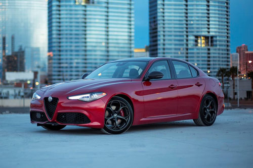 Top 10 mẫu xe hơi đẹp nhất năm 2019: Alfa Romeo Giulia.