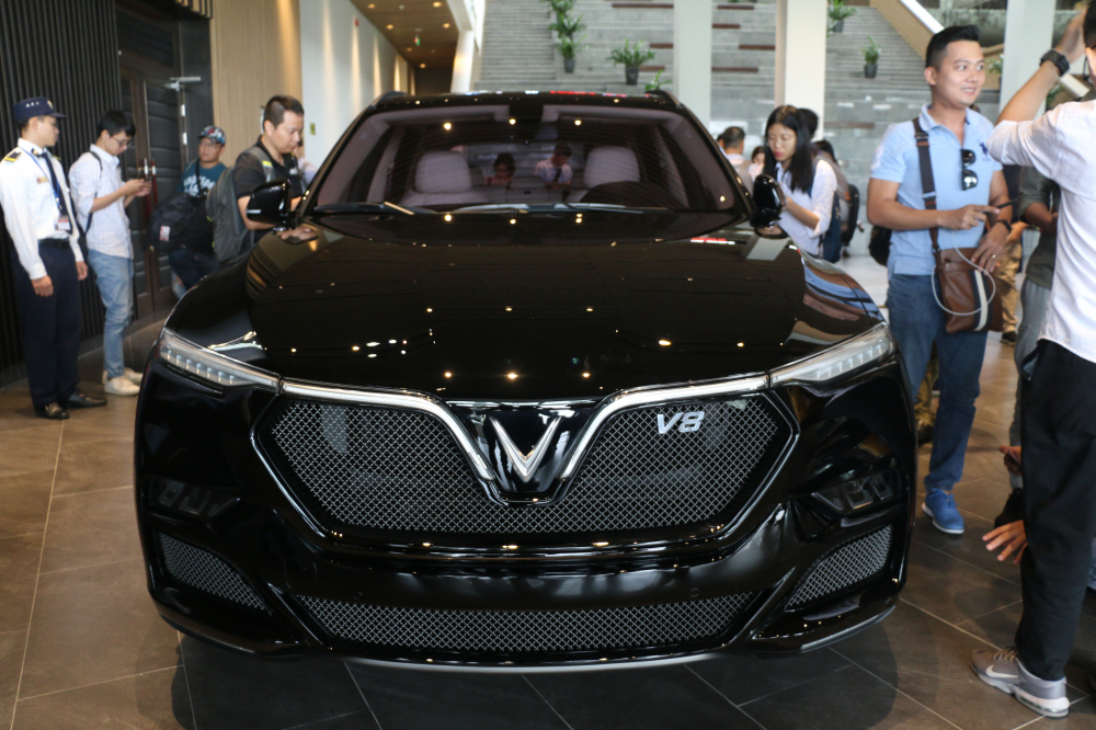 Khám phá chi tiết mẫu SUV VinFast LUX V8 tại Việt Nam 1.