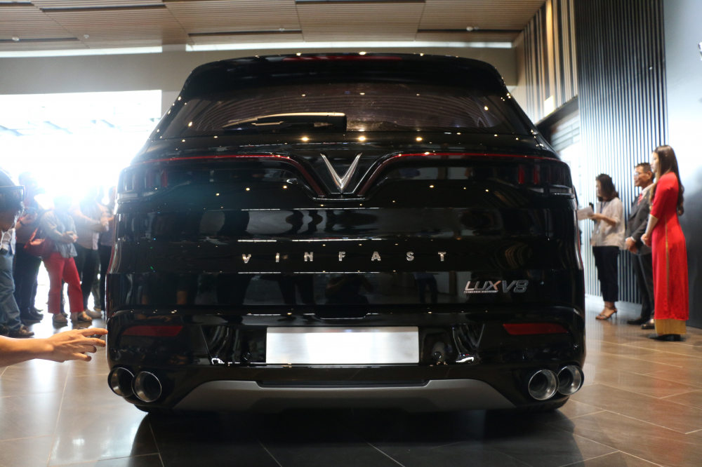 Khám phá chi tiết mẫu SUV VinFast LUX V8 tại Việt Nam 2.