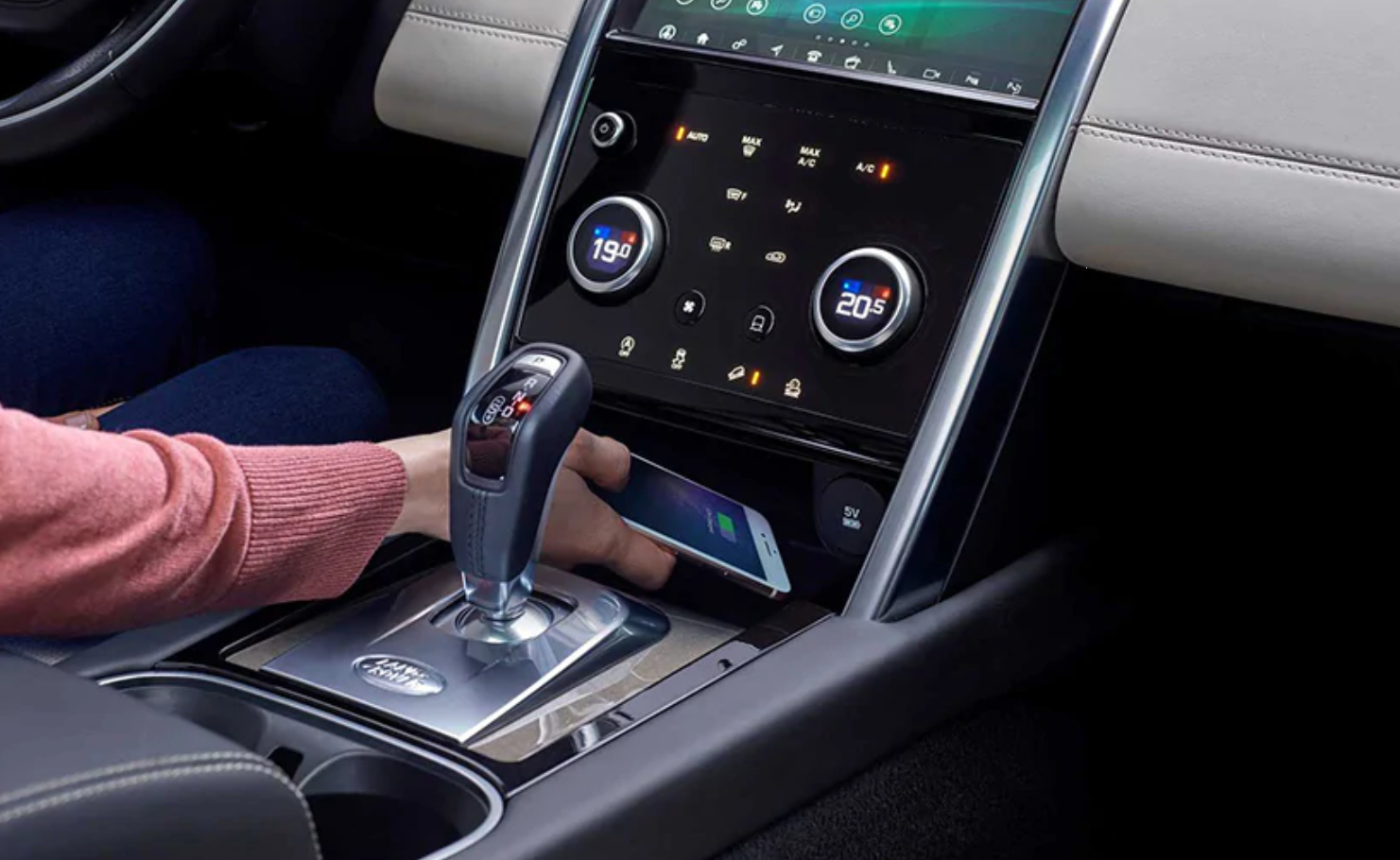 Cabin lái ấn tượng của SUV Land Rover Discovery Sport 2020.