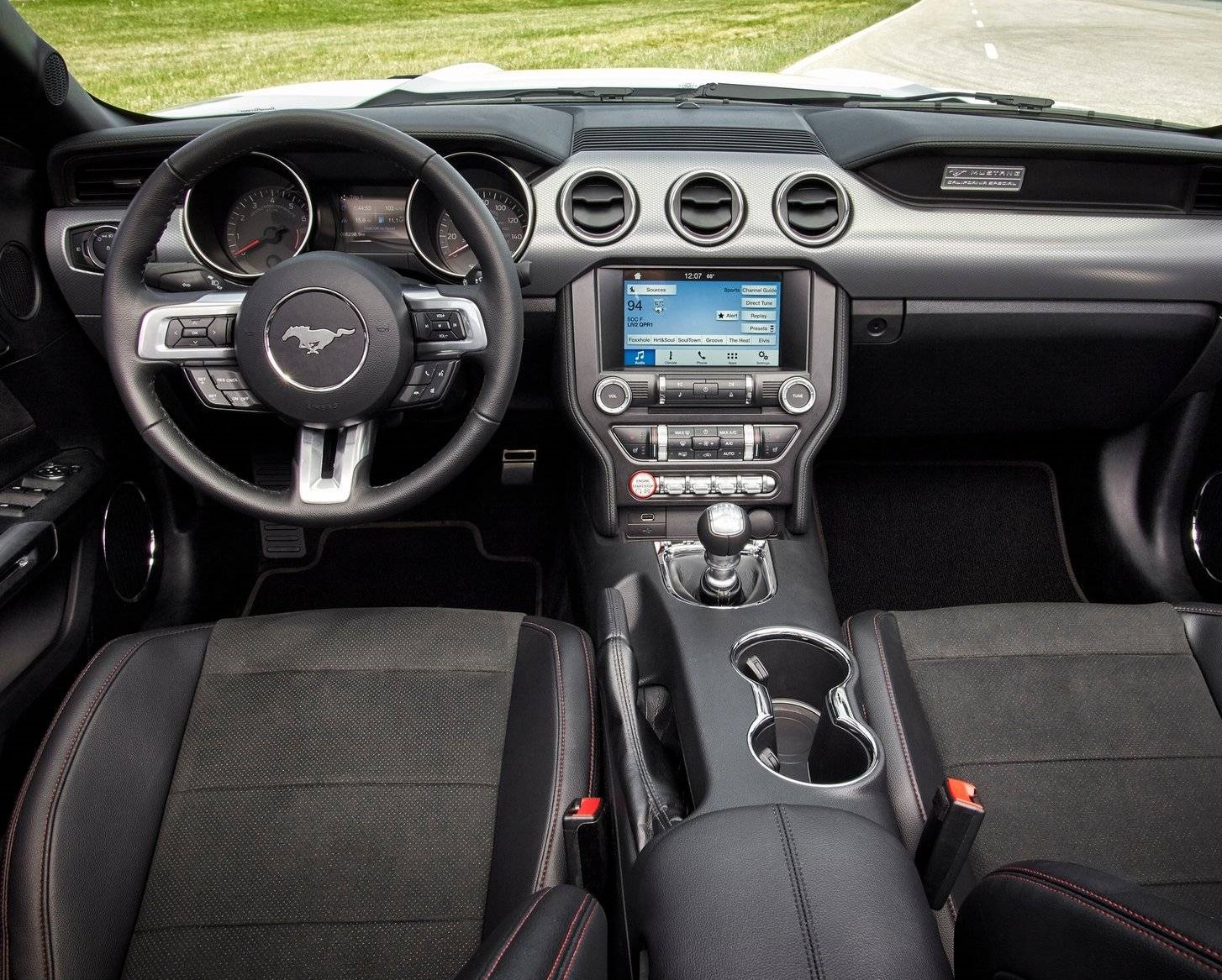 Ford Mustang 2016 có khoang nội thất sang xịn