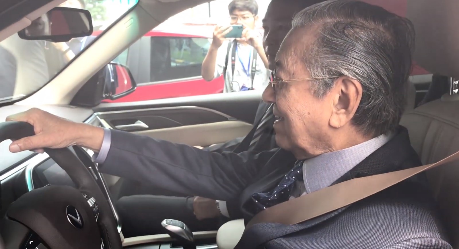 Thủ tướng Malaysia lái thử xe VinFast tại Việt Nam tấm tắc khen 2a