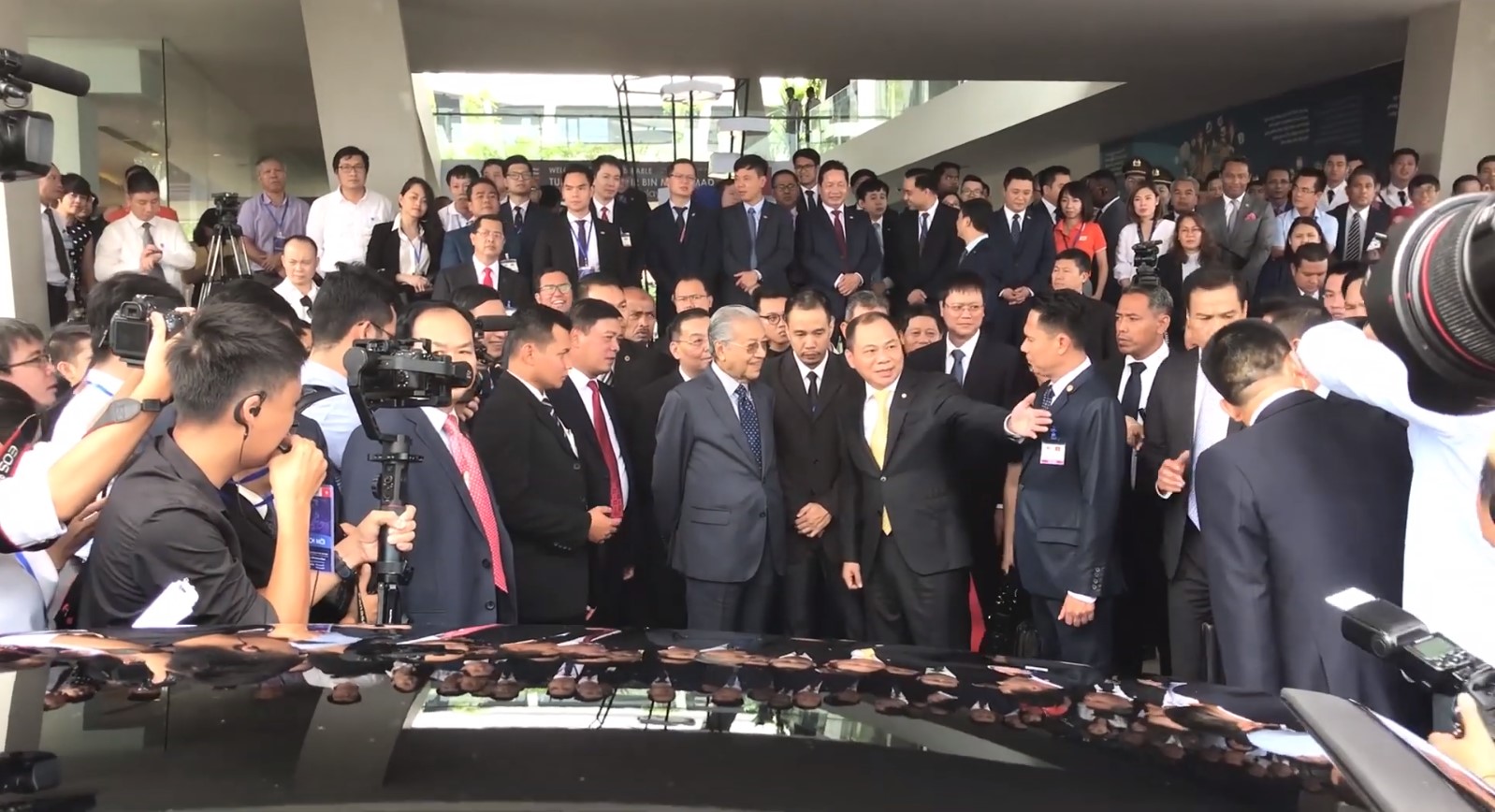 Thủ tướng Malaysia lái thử xe VinFast tại Việt Nam tấm tắc khen 1a