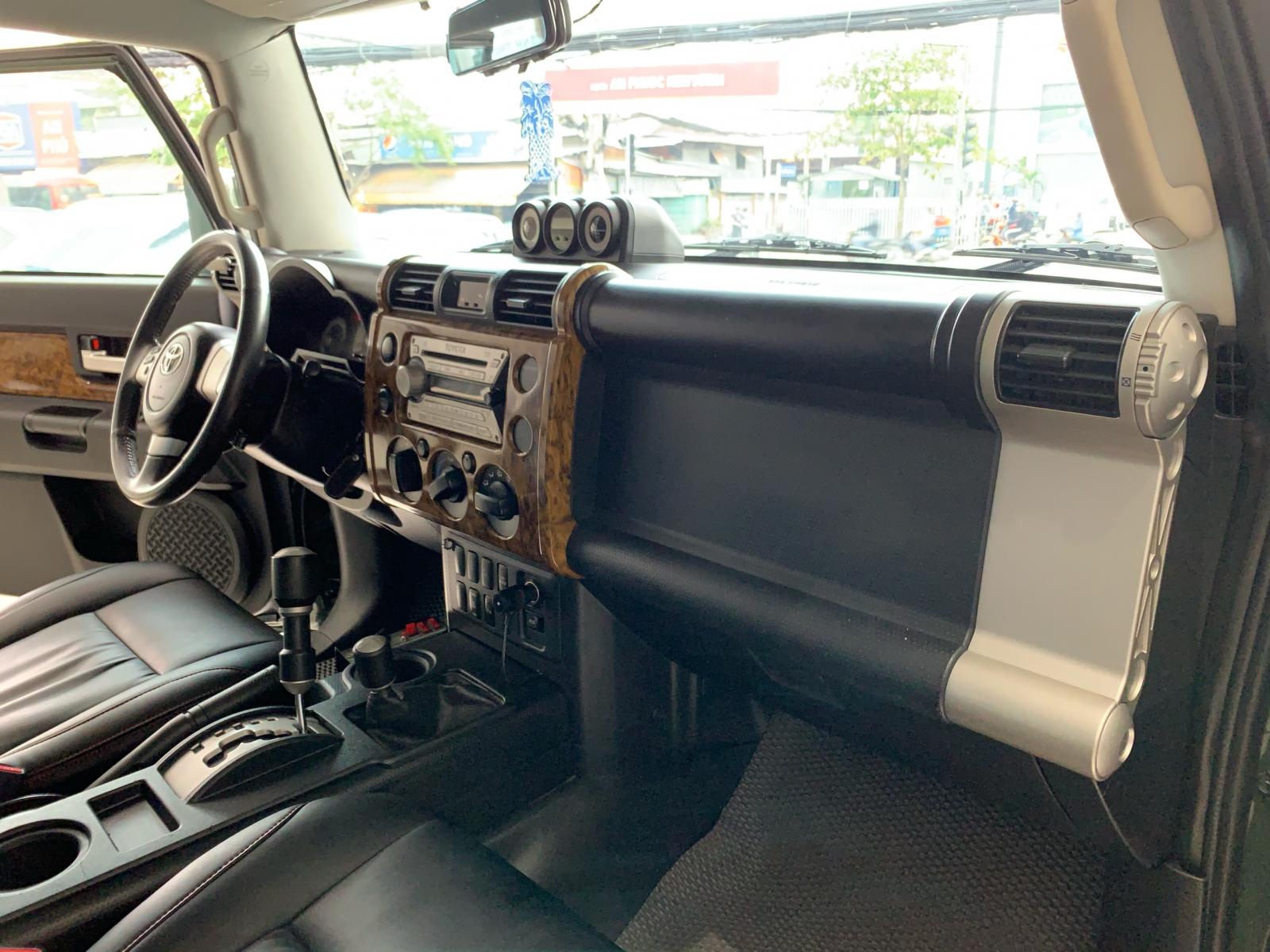 Toyota Fj cruiser 4.0L V6 2008 - Bán xe Toyota Fj cruiser 4.0L V6 đk 2008, màu xanh lục, nhập khẩu, độ cực đẹp.