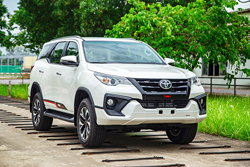 Toyota Fortuner giành lại ngôi đầu SUV tháng 3 từ tay Hyundai Santa Fe