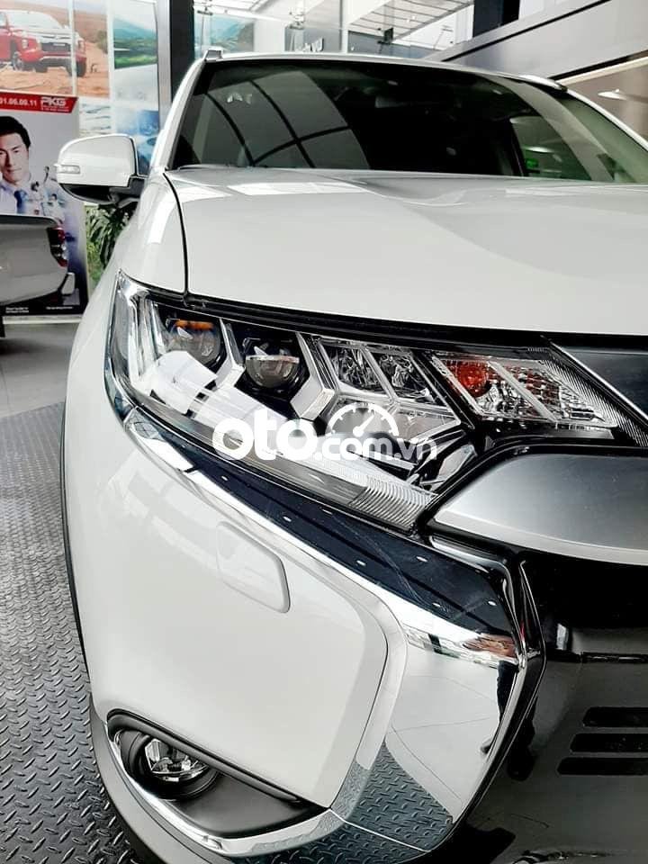 Mitsubishi Stavic 2021 - Bán ô tô Mitsubishi Outlander sản xuất 2021, màu trắng, 825tr