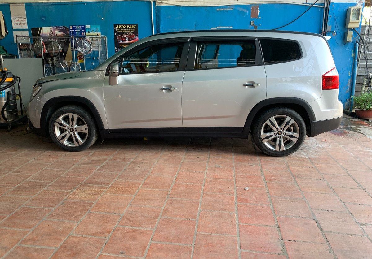 Chevrolet Orlando 2017 - Bán xe Chevrolet Orlando đời 2017, màu bạc còn mới, 335 triệu