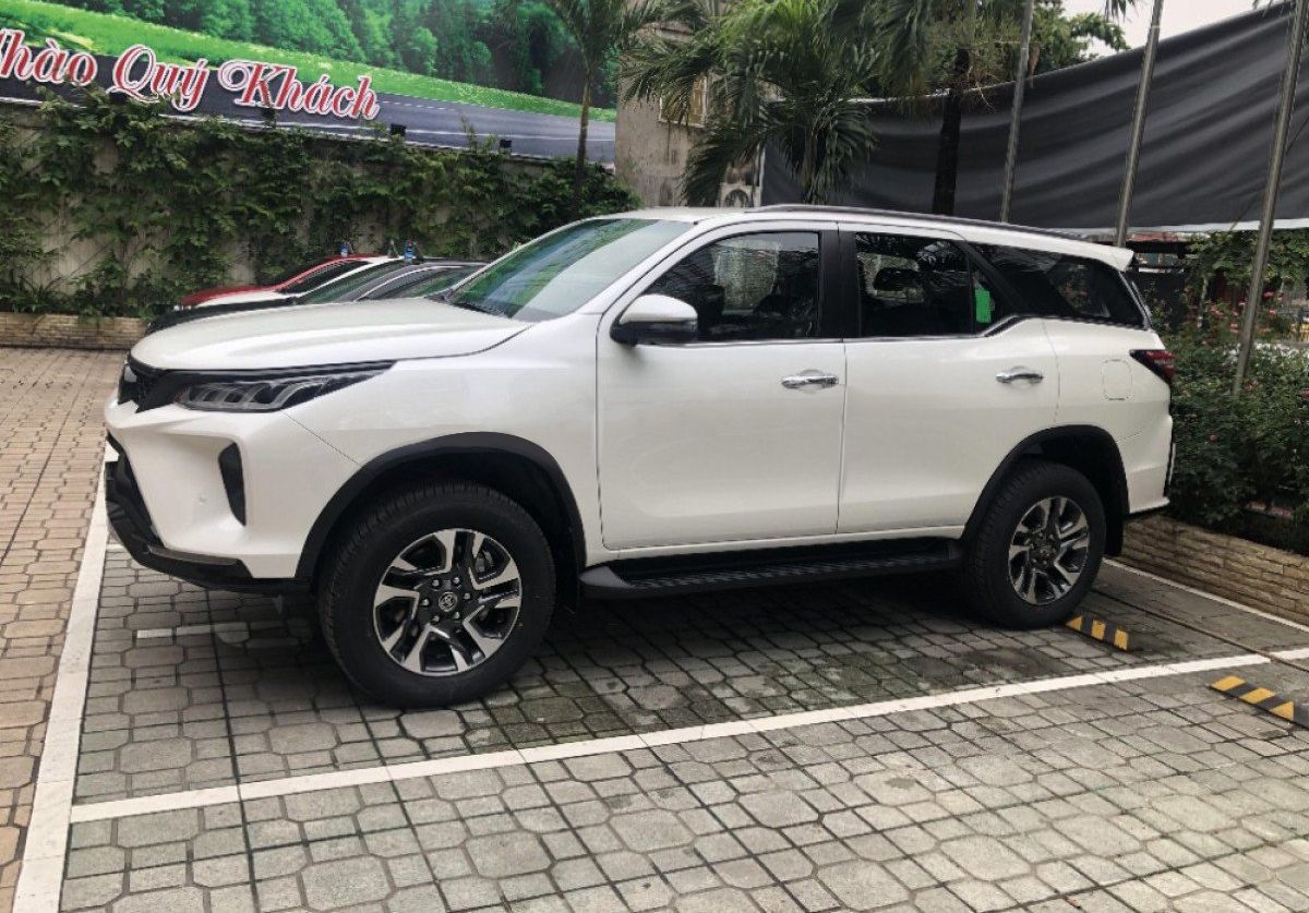 Toyota Fortuner 2021 - Bán Toyota Fortuner năm sản xuất 2021, màu trắng