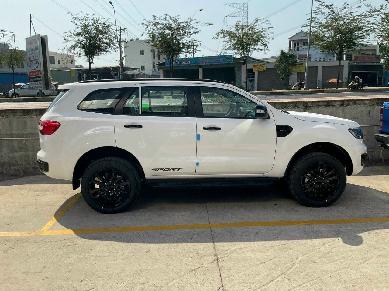 Ford Everest 2021 - Ưu đãi khủng, hỗ trợ vay 85% - Ford Everest 2021 - Đủ màu nhận xe ngay, tặng quà lên đến hàng trăm triệu đồng