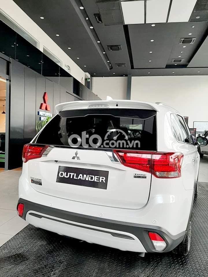 Mitsubishi Stavic 2021 - Bán ô tô Mitsubishi Outlander sản xuất 2021, màu trắng, 825tr