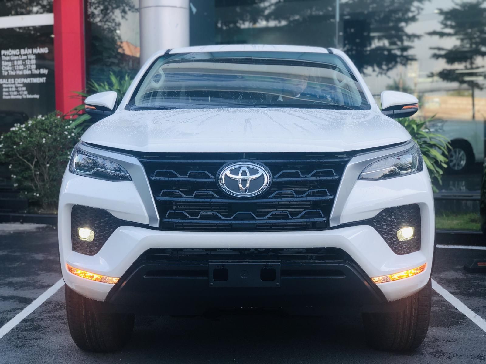 Toyota Fortuner 2021 - Toyota Fortuner 2.4 màu trắng chỉ 250tr nhận xe - khuyến mãi giảm giá tiền mặt - tặng phụ kiện giá rẻ nhất TP HCM