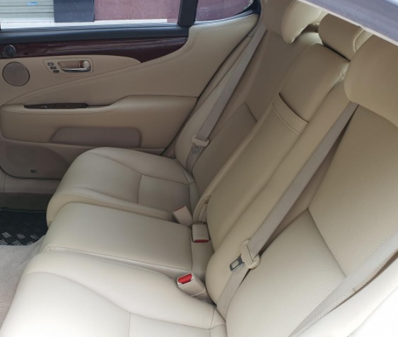 Gia đình bán xe Lexus Ls460L Sx 2007 Dk 2008 xe màu trắng , nội thất kem một chủ sử dụng