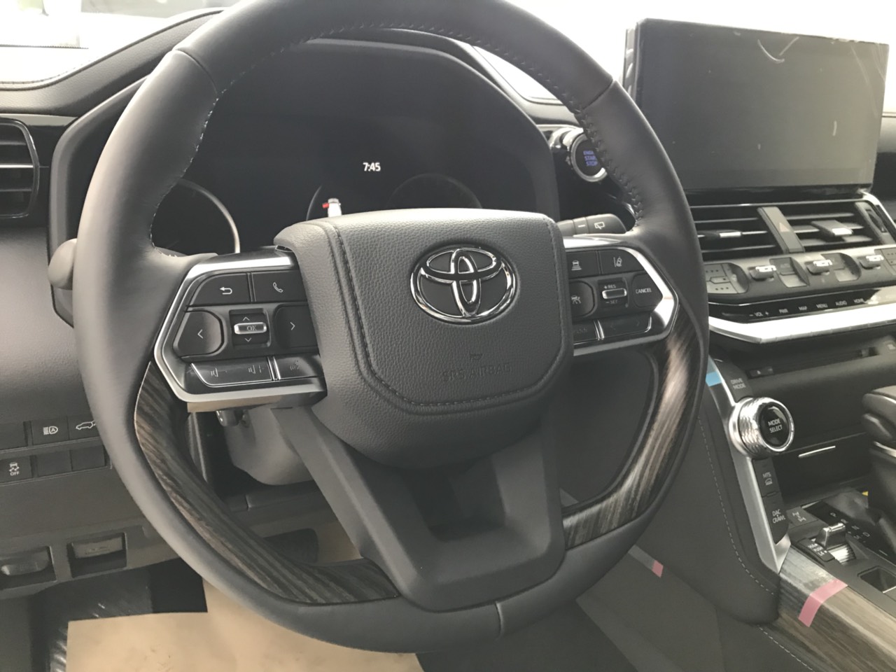 Bán xe Toyota Land Cruiser LC300 sản xuất  2022, màu đen, nhập khẩu