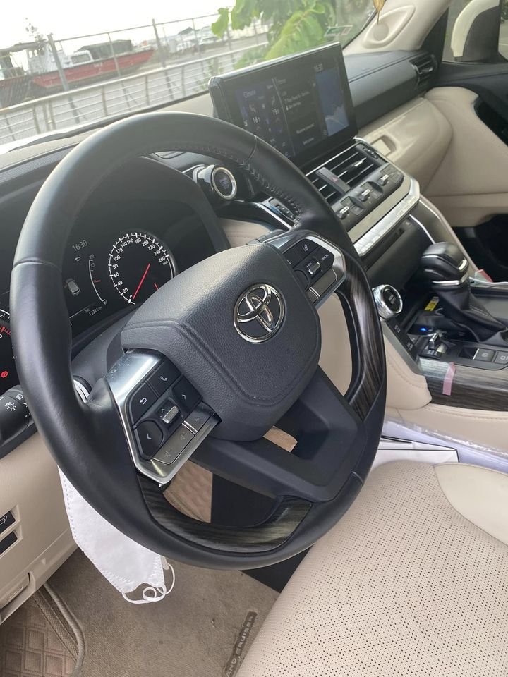 Toyota Land Cruiser 2021 - Màu trắng, nhập khẩu nguyên chiếc