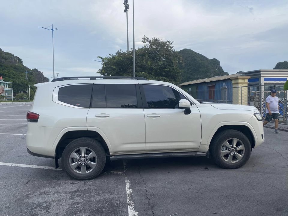 Toyota Land Cruiser 2021 - Màu trắng, nhập khẩu nguyên chiếc