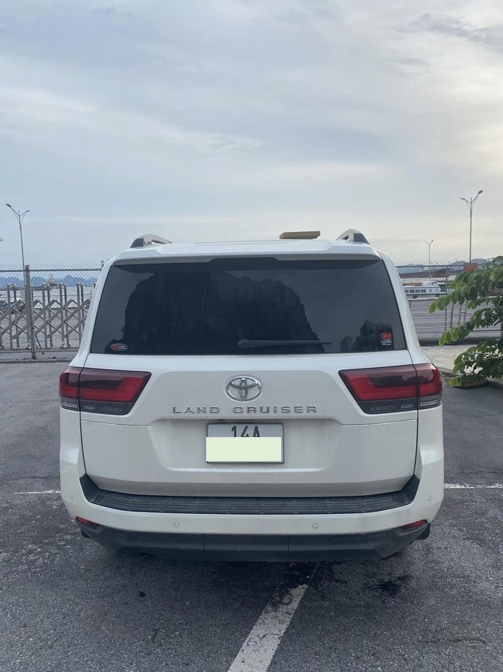 Toyota Land Cruiser 2021 - Màu trắng, nhập khẩu nguyên chiếc