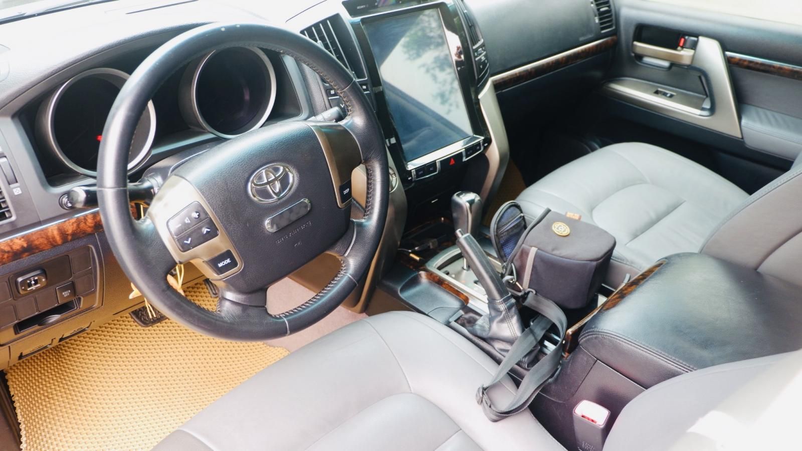 Toyota Land Cruiser 2011 - Màu đen, giá tốt