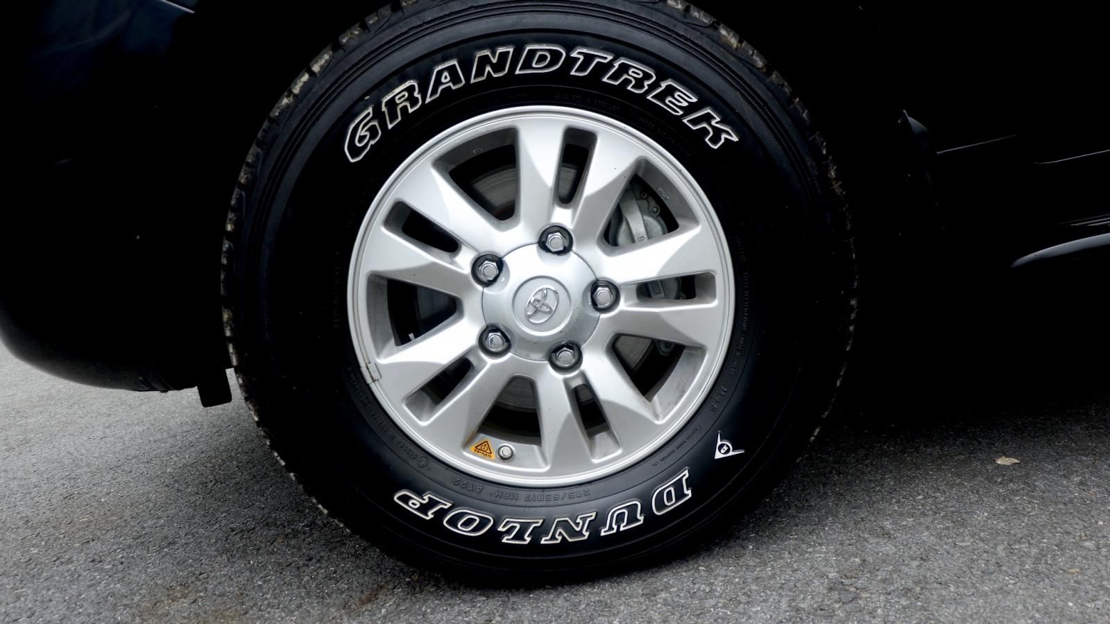 Toyota Land Cruiser 2011 - Màu đen, giá tốt