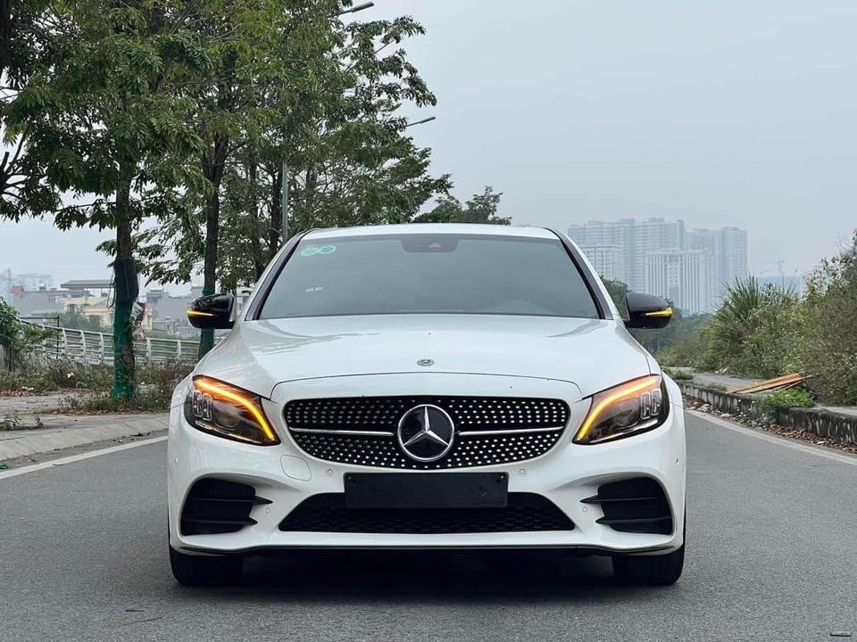 Mercedes-Benz C300 2020 - Xe màu trắng