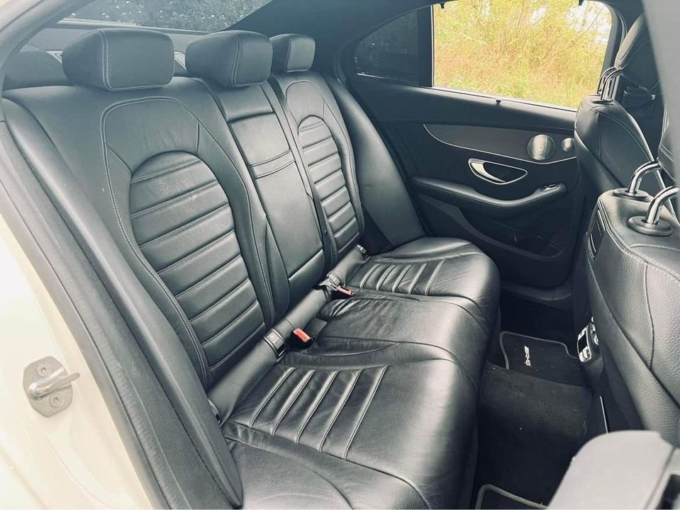 Mercedes-Benz C300 2020 - Xe màu trắng