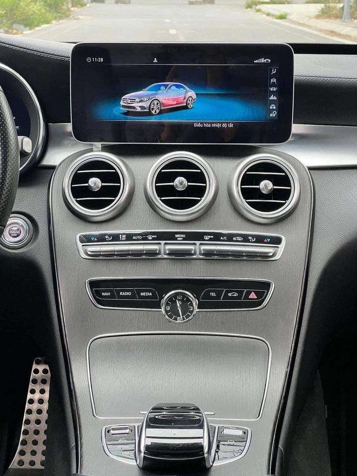 Mercedes-Benz C300 2020 - Xe màu trắng