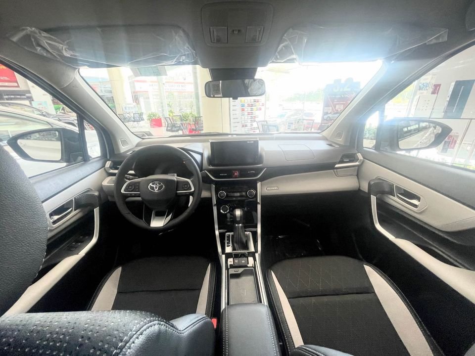 Toyota Veloz Cross 2022 - Xe màu đỏ 