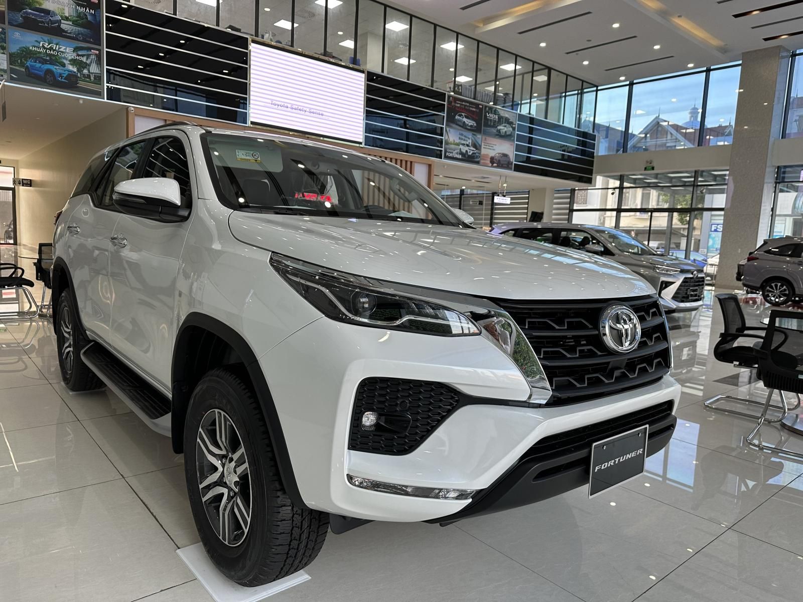 Toyota Fortuner 2022 - Khuyến mại khủng hơn 50 triệu - Tặng ngay gói phụ kiện Toyota vàng - Giao ngay - Trả góp tốt nhất thị trường