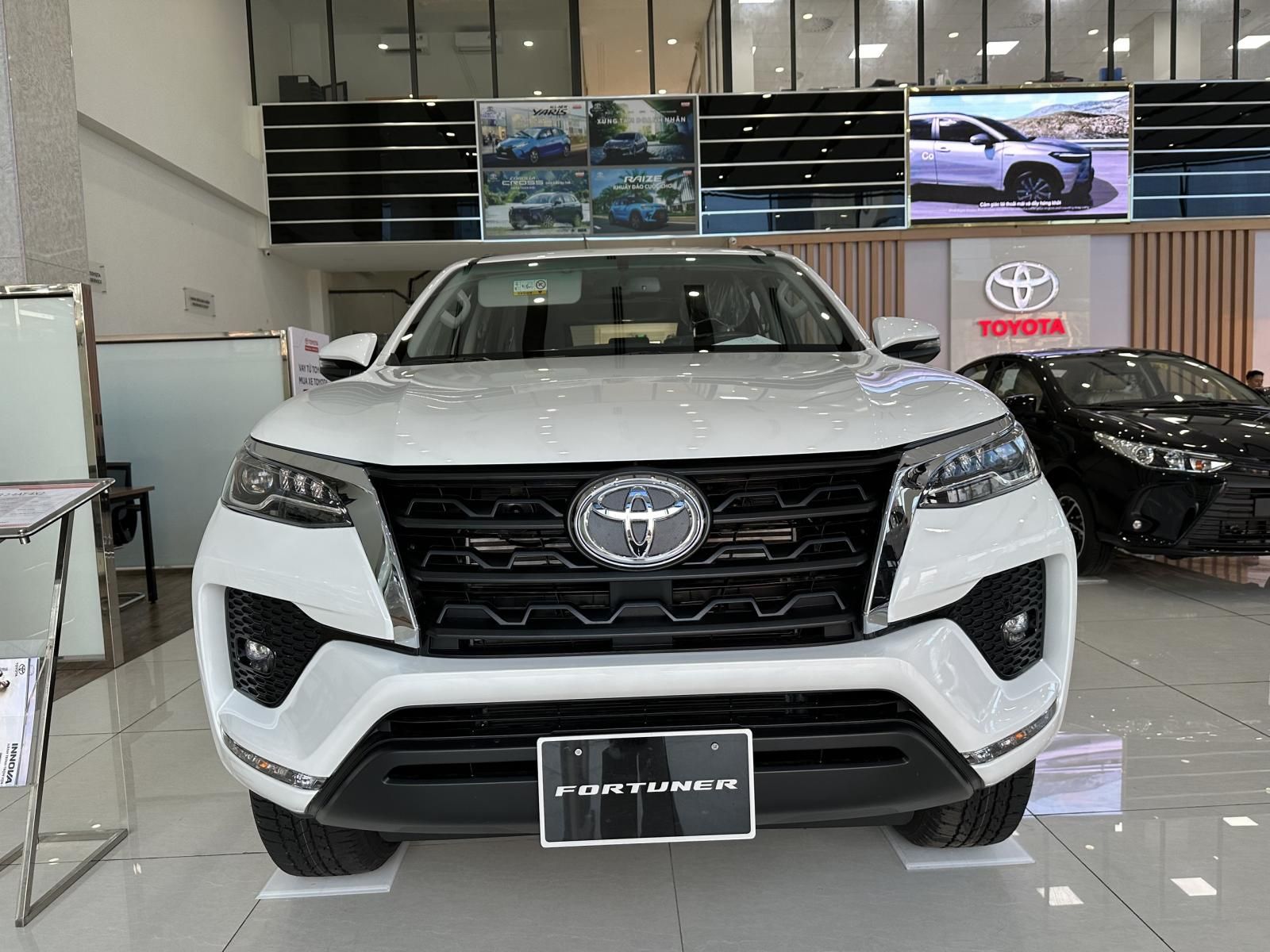 Toyota Fortuner 2022 - Khuyến mại khủng hơn 50 triệu - Tặng ngay gói phụ kiện Toyota vàng - Giao ngay - Trả góp tốt nhất thị trường