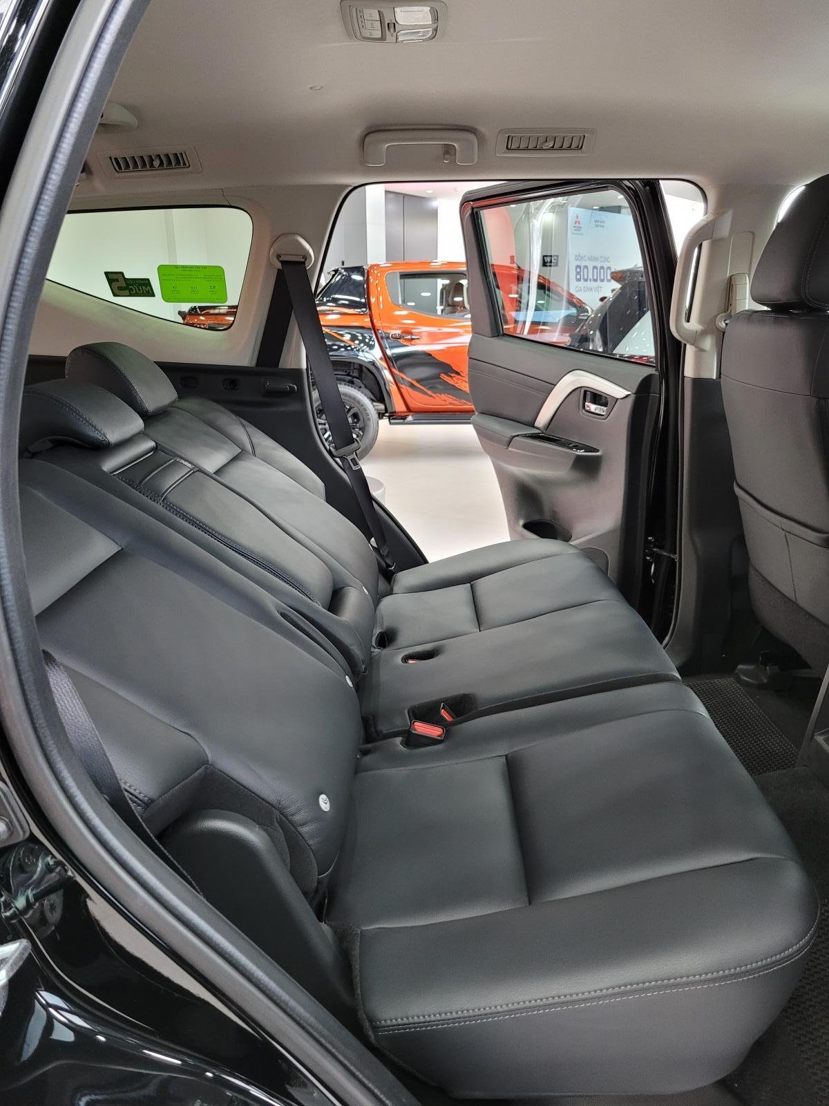 Mitsubishi Pajero Sport 2022 - màu Đen, ưu đãi 220 triệu, 1 xe sẵn giao ngay.