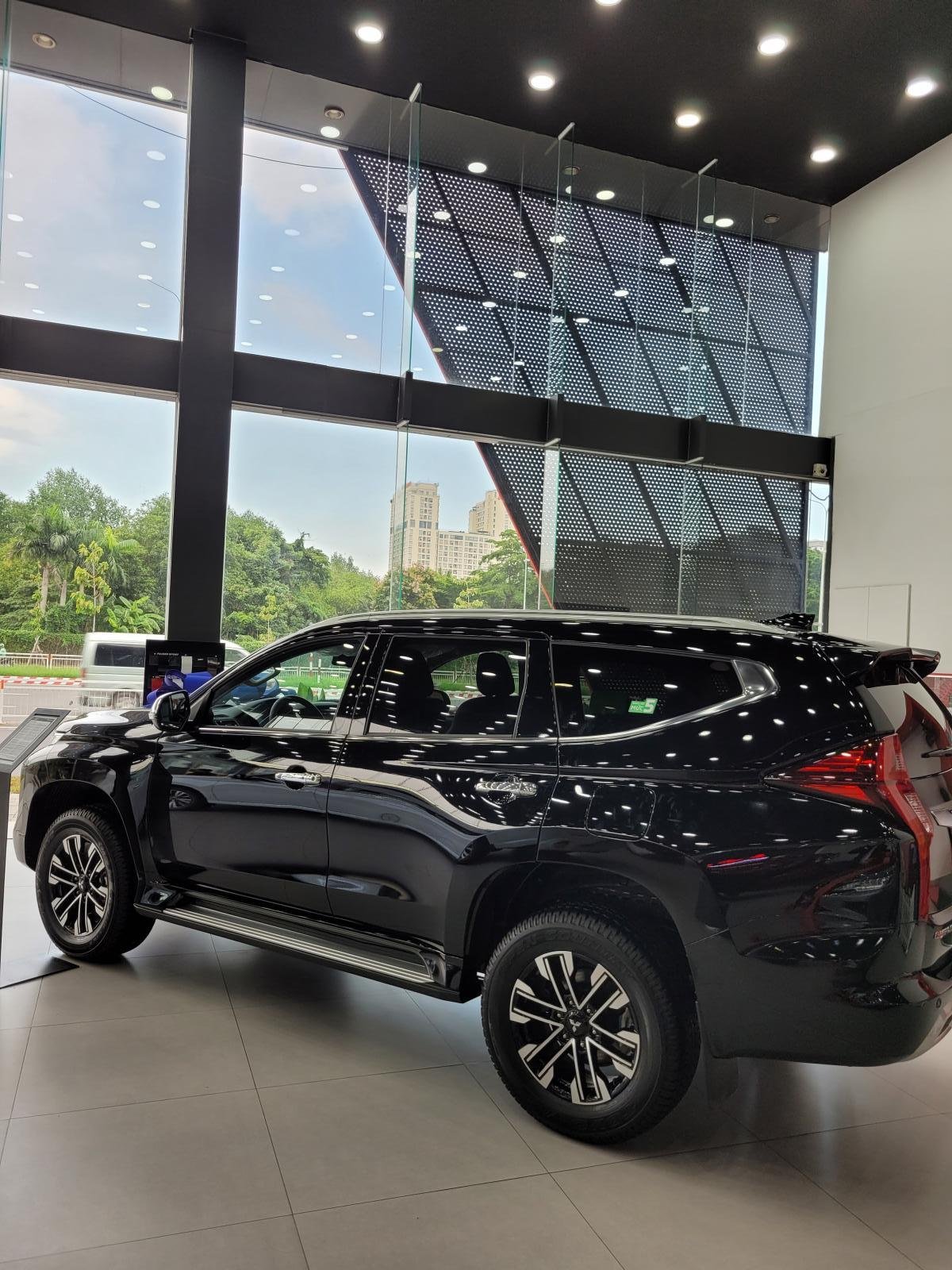 Mitsubishi Pajero Sport 2022 - màu Đen, ưu đãi 220 triệu, 1 xe sẵn giao ngay.