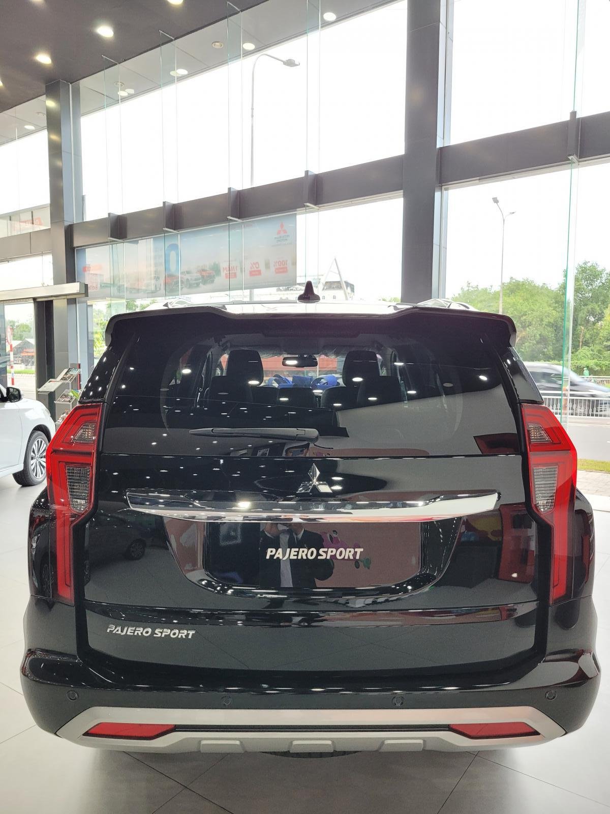 Mitsubishi Pajero Sport 2022 - màu Đen, ưu đãi 220 triệu, 1 xe sẵn giao ngay.