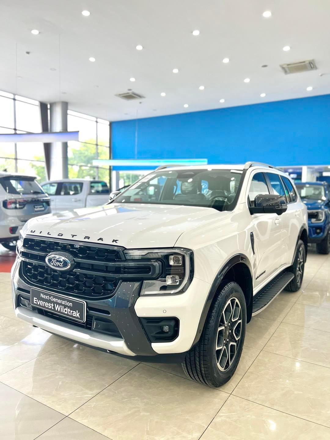 Ford Everest 2023 - Everest TiTanium 2 cầu 4x4, đủ màu, đủ phiên bản giao ngay, ưu đãi tốt, hỗ trợ ngân hàng 80% tặng phụ kiện
