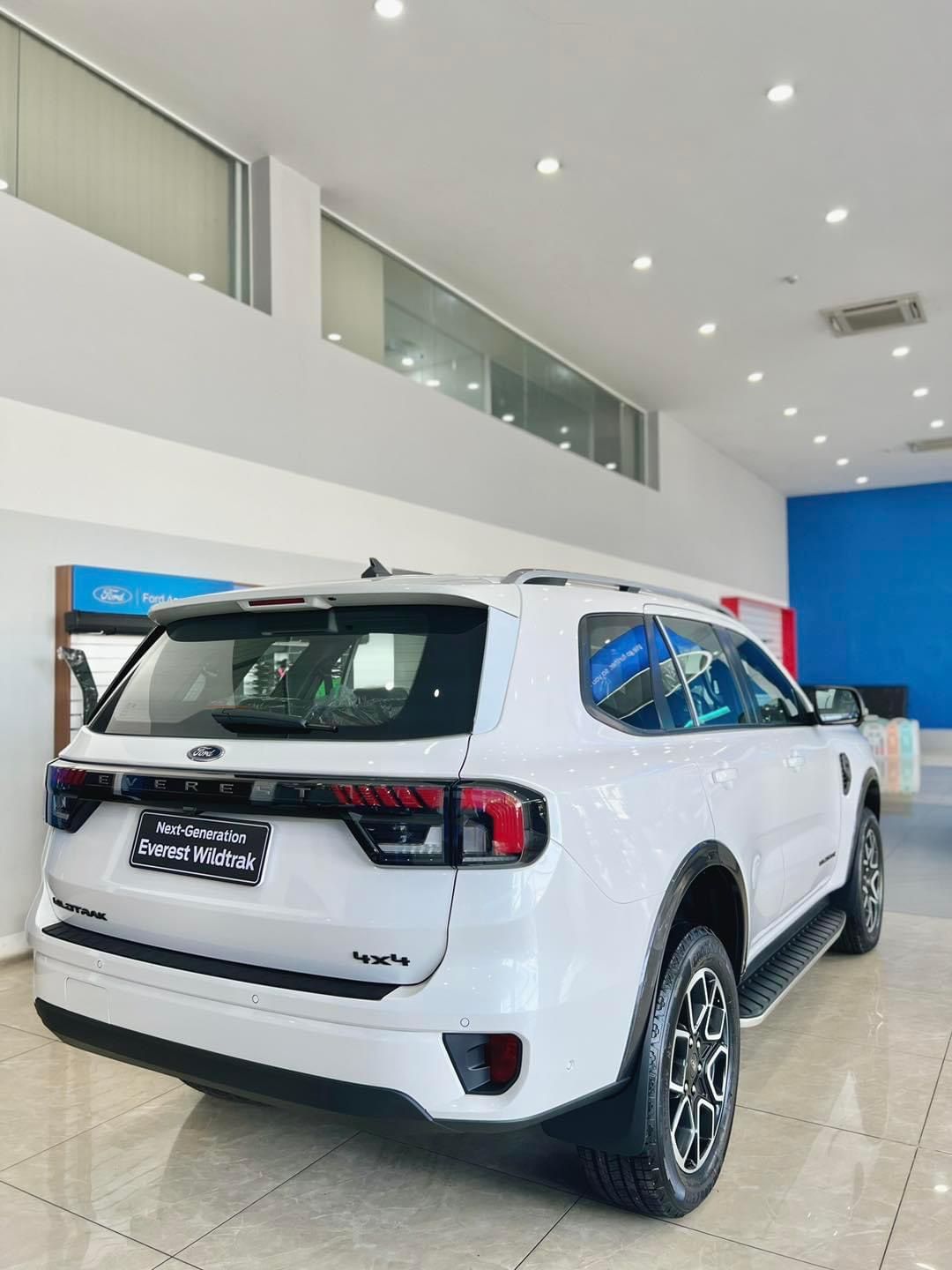 Ford Everest 2023 - Everest TiTanium 2 cầu 4x4, đủ màu, đủ phiên bản giao ngay, ưu đãi tốt, hỗ trợ ngân hàng 80% tặng phụ kiện