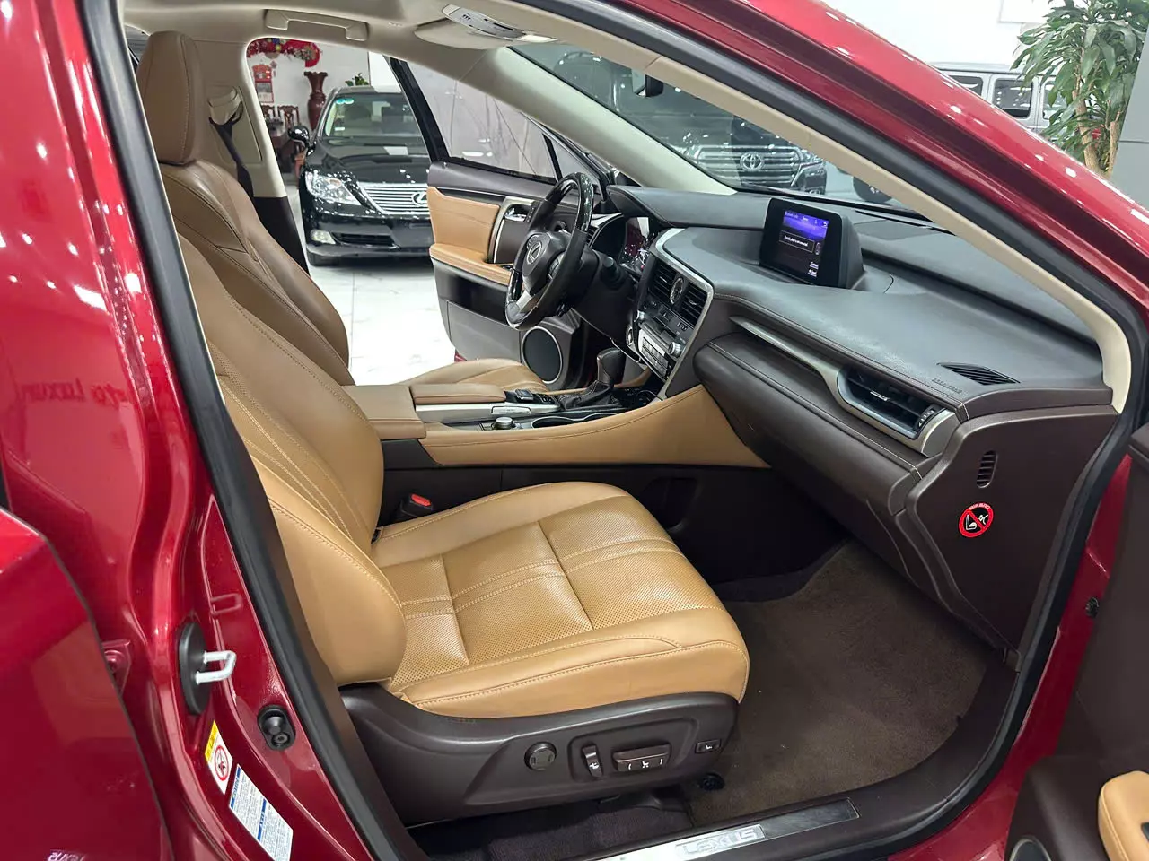 Lexus RX 200 2016 - Bán Lexus RX200t sản xuất năm 2016 đăng ký 2017 một chủ từ đầu màu đỏ nội thất nâu