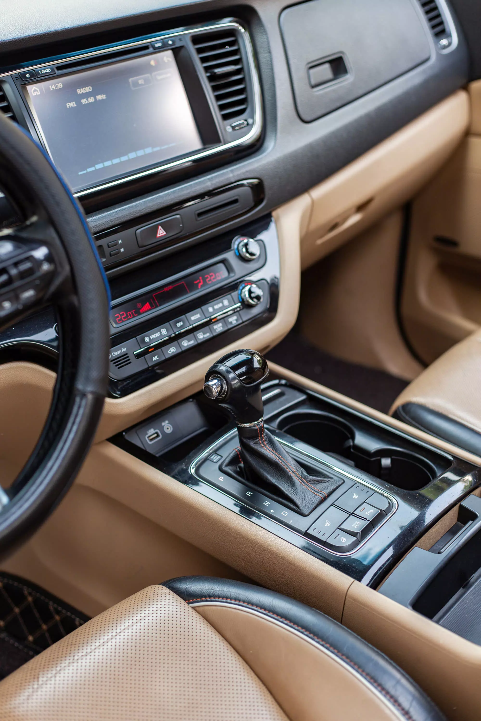 Kia Sedona 2016 -   Sedona sản xuất 2016, màu trắng sang trọng đang tìm chủ nhân mới.