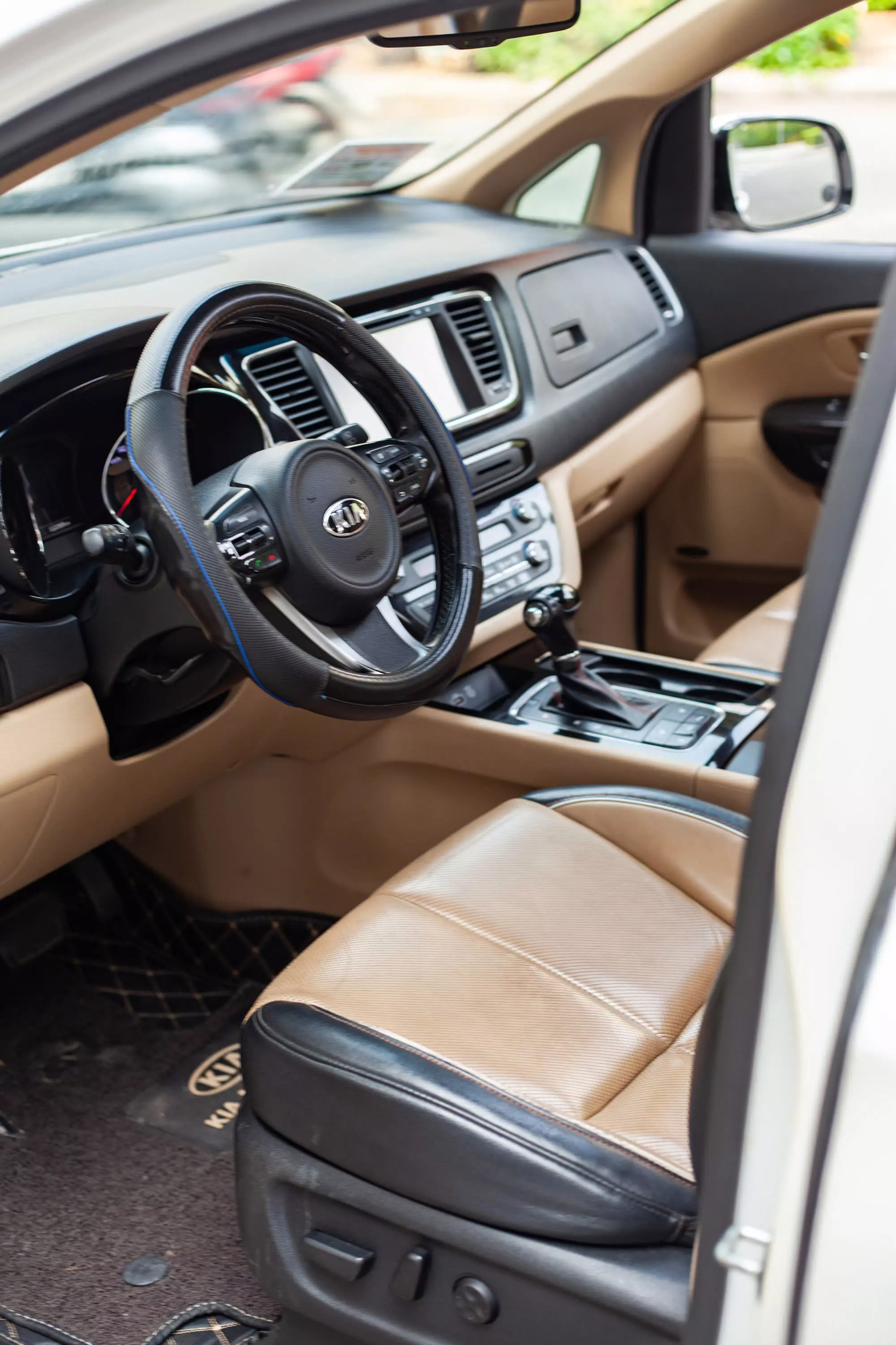 Kia Sedona 2016 -   Sedona sản xuất 2016, màu trắng sang trọng đang tìm chủ nhân mới.