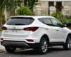 Hyundai Santa Fe 2017 - Cần bán xe Hyundai Santa Fe đời 2017, màu trắng