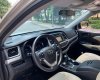 Toyota Highlander 2018 - Cần bán gấp Toyota Highlander đời 2018, màu vàng, nhập khẩu