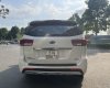 Kia Sedona 2018 - Cần bán gấp Kia Sedona 2.2 DATH máy dầu màu trắng, năm sản xuất 2018, xe rõ nguồn gốc, km chuẩn