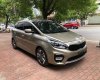 Kia Rondo 2.0 GAT 2017 - Cần bán lại xe Kia Rondo 2.0 GAT năm 2017, màu vàng cát, 485 triệu
